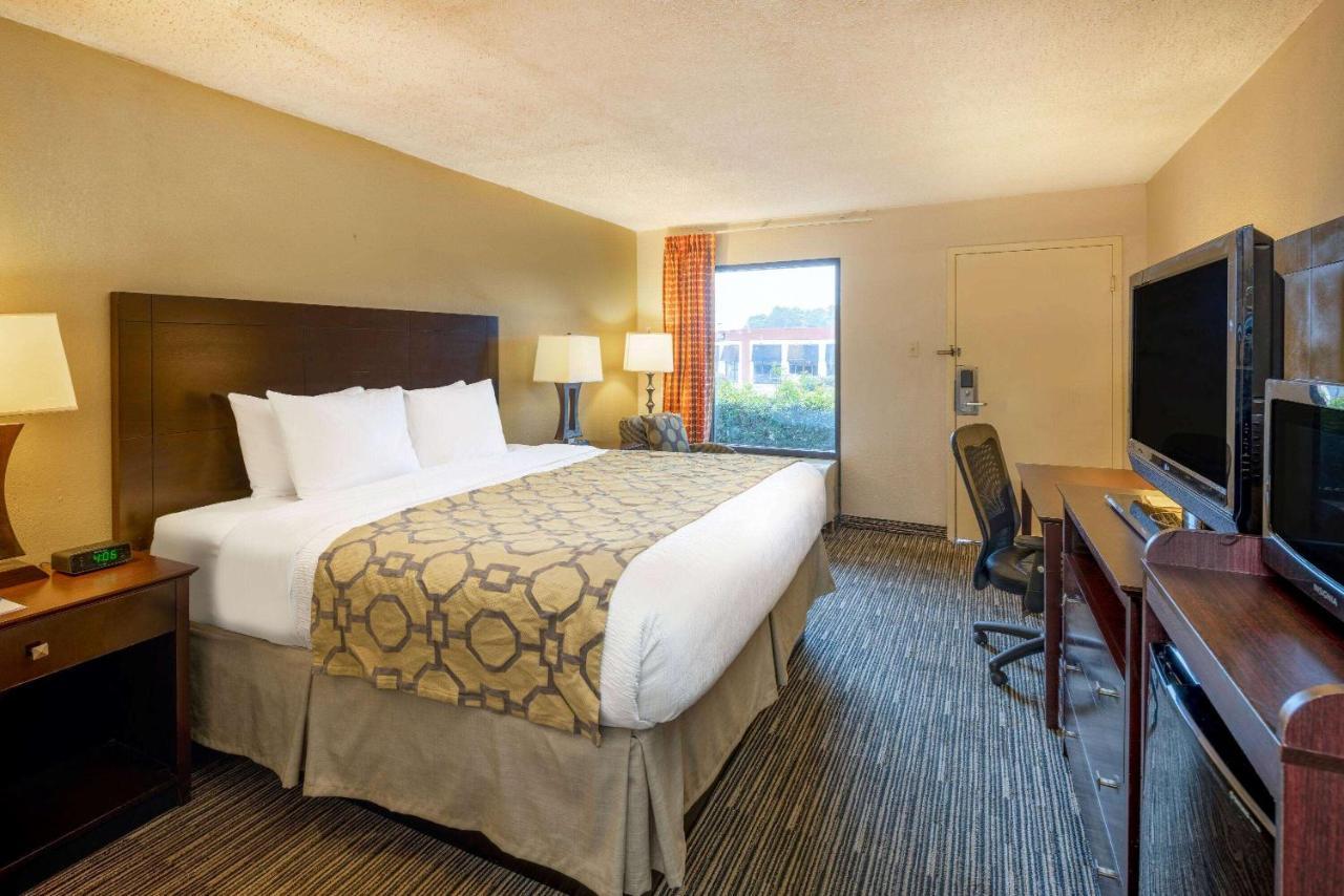 Hotel Baymont By Wyndham Columbus Ga Extérieur photo